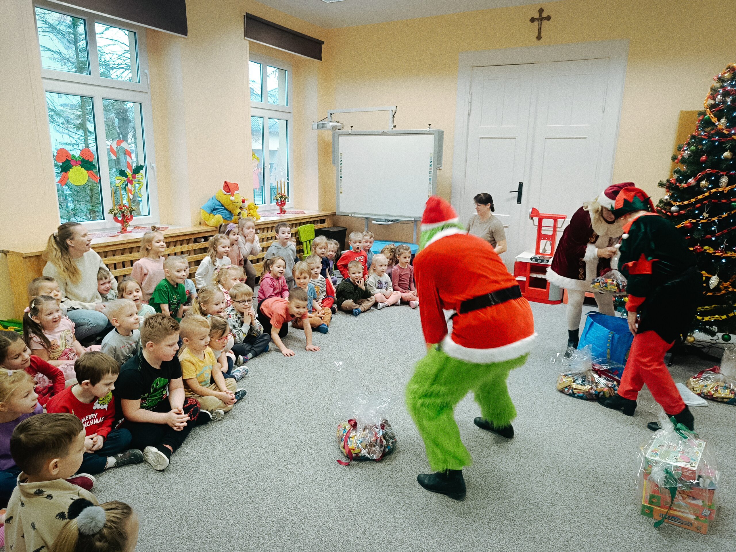 ŚWIĄTECZNA WIZYTA GRINCHA W PRZEDSZKOLU