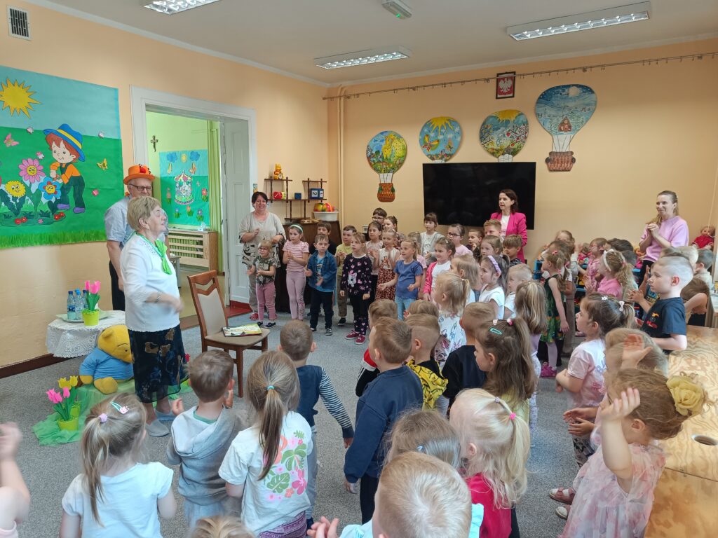 SENIORZY Z „CENTRUM REAKTYWACJA” W CZERSKU Z WIZYTĄ W NASZYM PRZEDSZKOLU